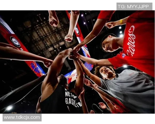 姚明飞身救球瞬间展现篮球精神与团队合作的完美结合